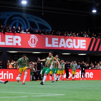 Die Teams von Gönrgy Allstars und Hardstuck Royal im ersten Spiel der „Baller League“ in der Motorworld.