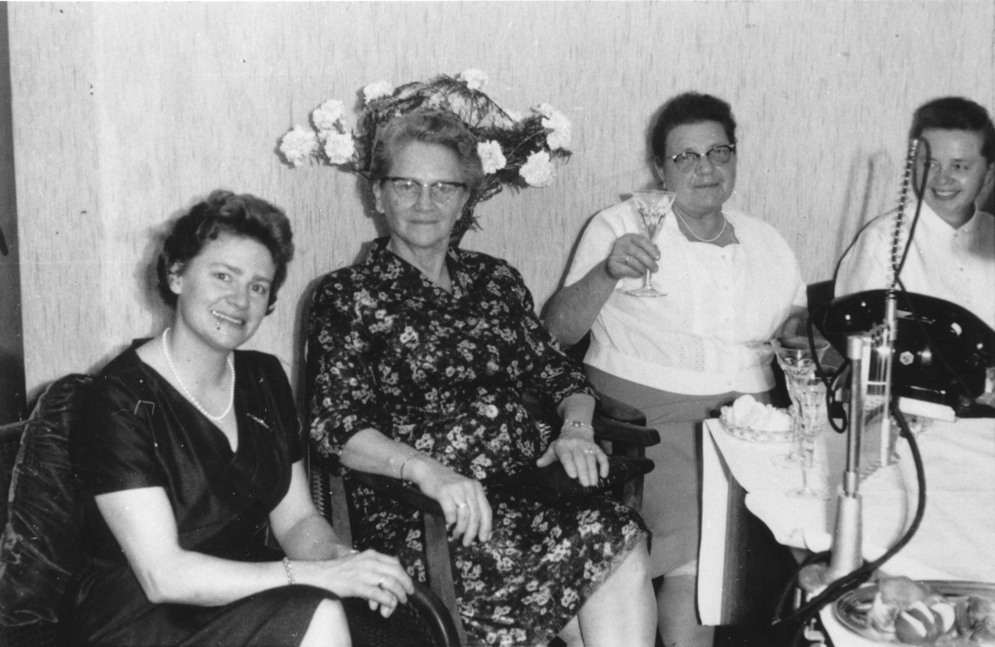 Büromitarbeiterinnen anlässlich des 75-jährigen Firmenjubiläums der Gesenkschmiede Hendrichs, 1961