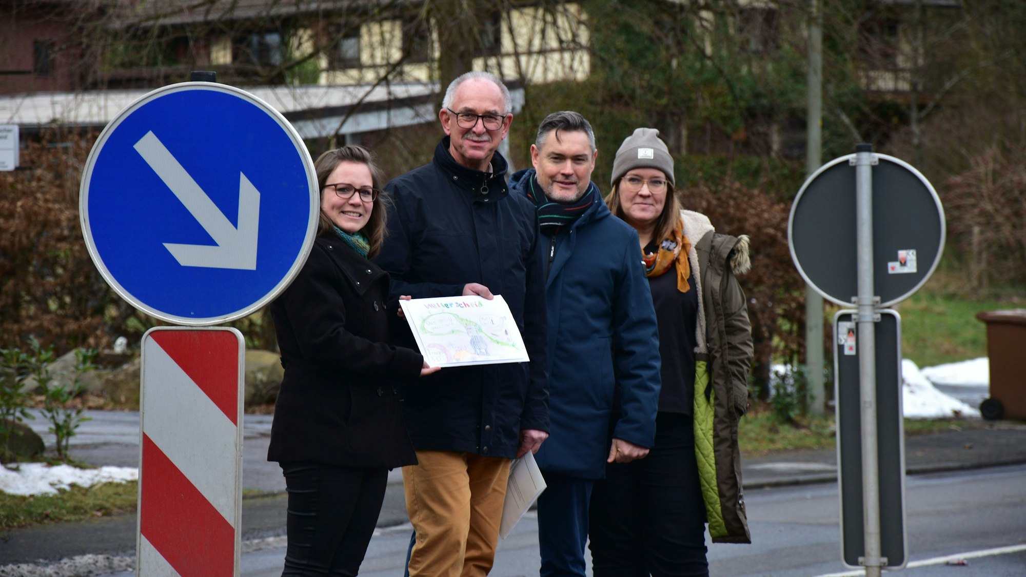 Gefährliche Ortsdurchfahrt in Much-Wellerscheid: Anja Bauer (links) hat gesammelte Unterschriften aus dem Dorf für eine Verkehrsberuhigung gesammelt und an Bürgermeister Norbert Büscher übergeben. Rechts daneben: Karsten Schäfer, Erster Beigeordneter und --Name nachfragen-- von der Dorfgemeinschaft.