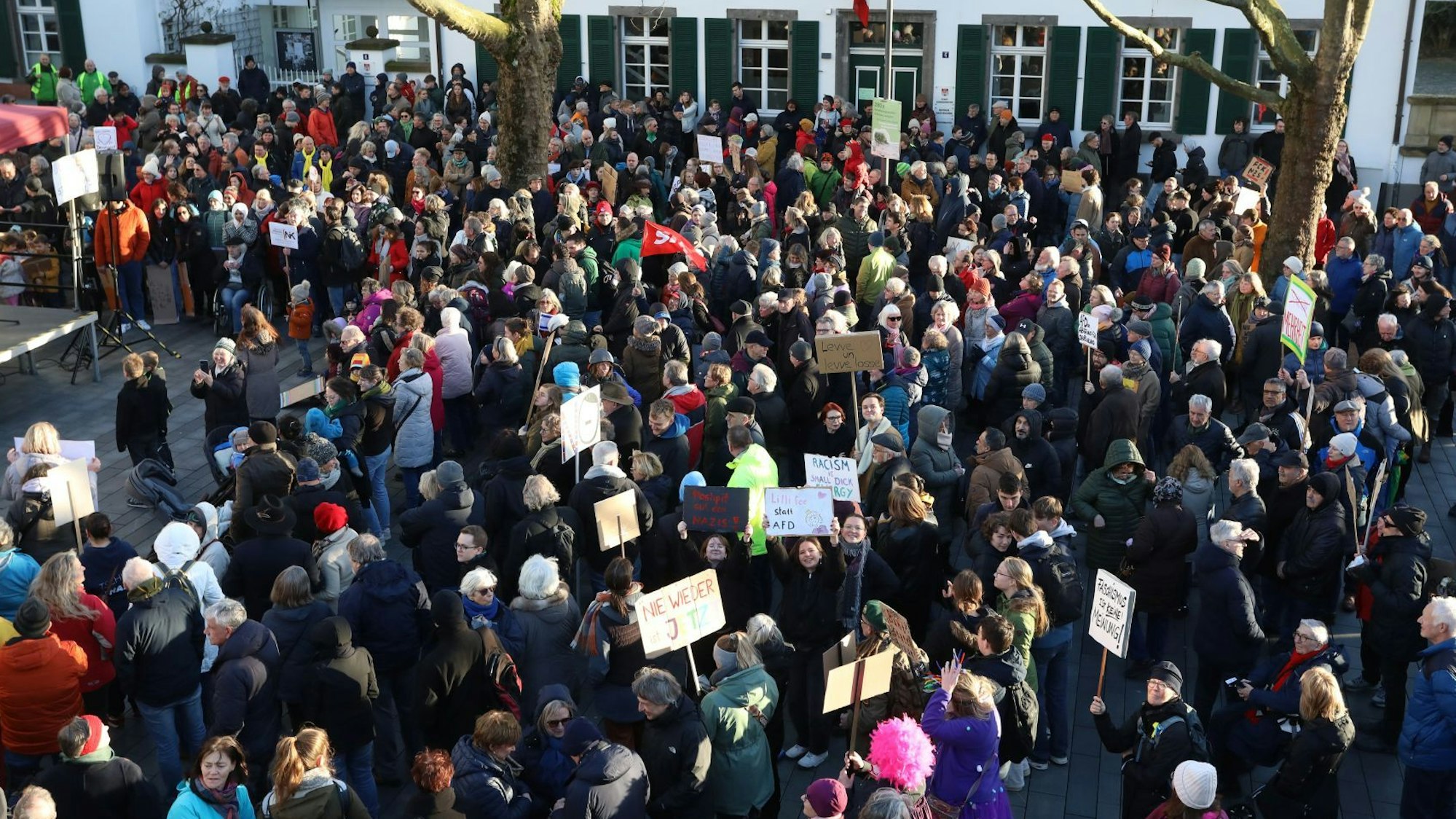 Menschen stehen dichtgedrängt auf dem Martkplatz.