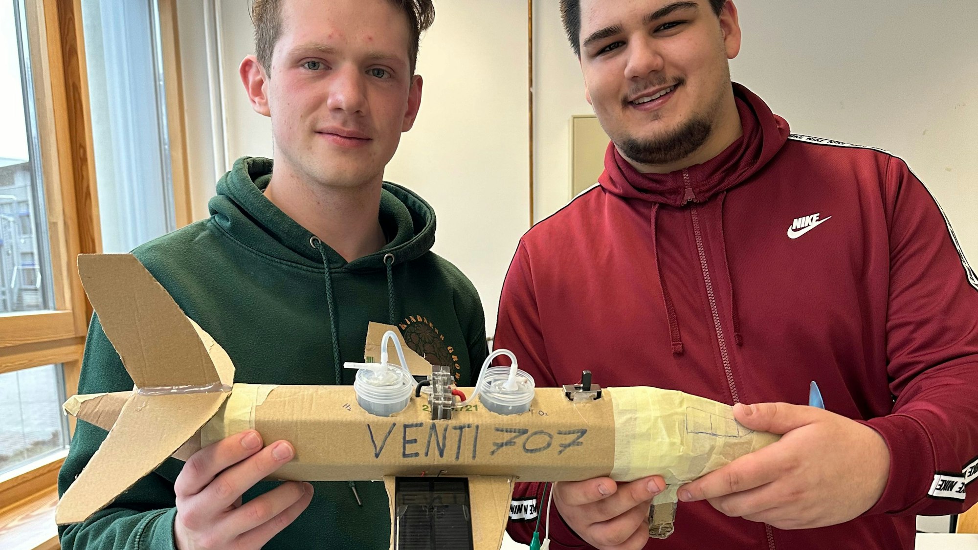 Die Studenten Joschua Heide (l.) und Predrag Stevovic zeigen ihr Flugzeugmodell, das von Wasserstoff angetrieben wird.