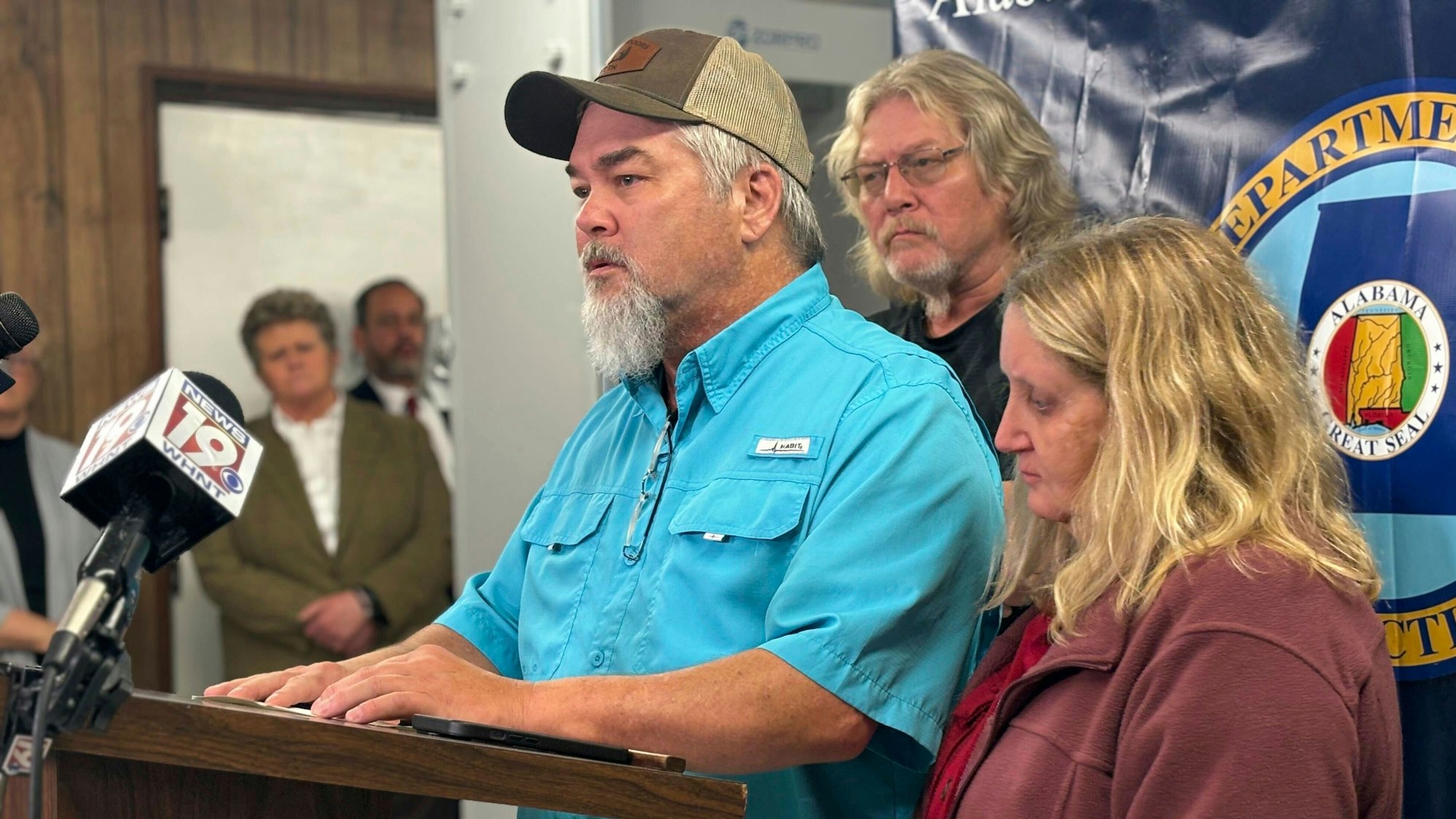 Mike Sennett, Sohn von Elizabeth Sennett, und andere Familienmitglieder sprechen nach der Hinrichtung von Kenneth Eugene Smith in Atmore