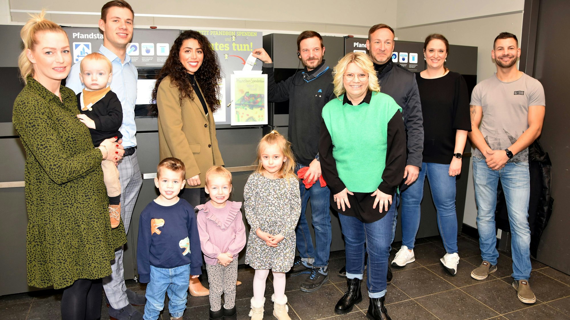 Die Kita Westendpänz um Leiterin Nicole Haseé (4.v.r.) und Fördervereinsvorsitzende Sandra Heller (l.) sammeln in der Aldi-Filiale Pfandbons, um Spielgeräte für das Kita-Gelände anzuschaffen.