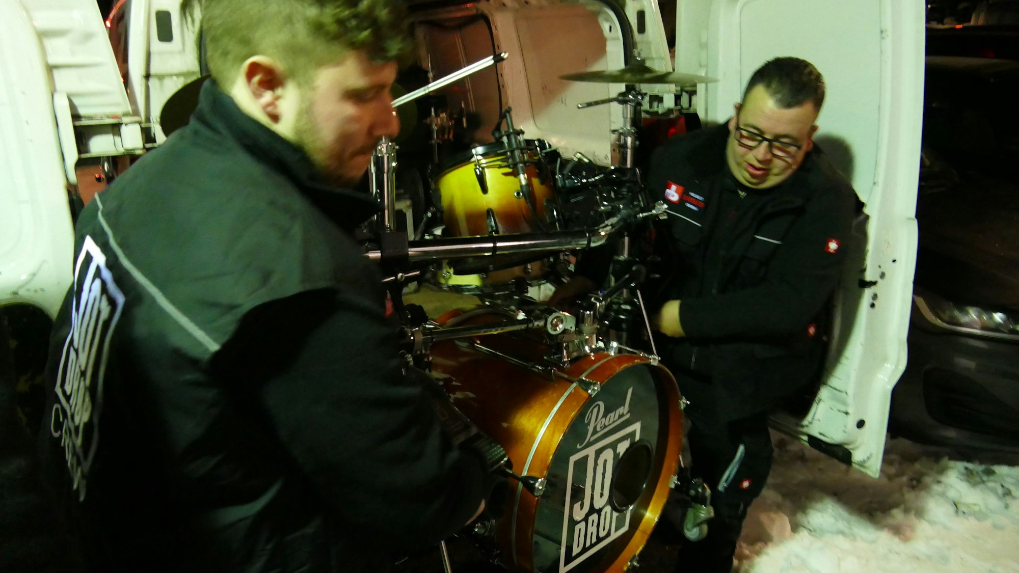 Vor dem Auftritt laden die Techniker von Jot Drop aus Lohmar die Instrumente aus.