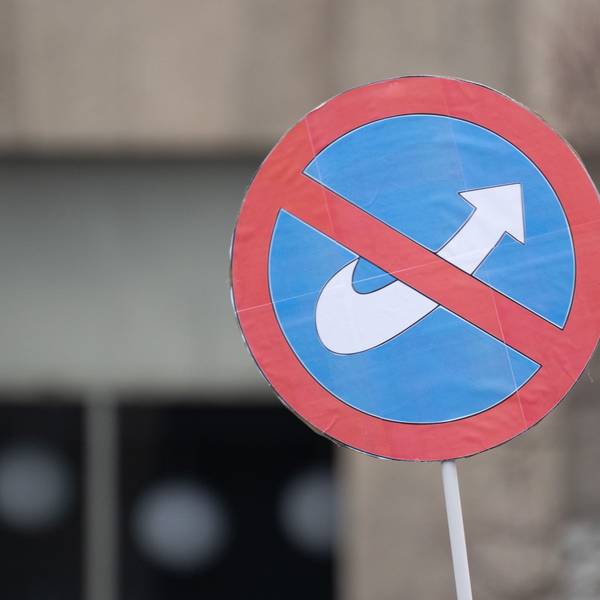 Teilnehmer einer Demonstration gegen Rechtsextremismus zeigen ein Schild mit dem durchgestrichenen Logo der AfD.