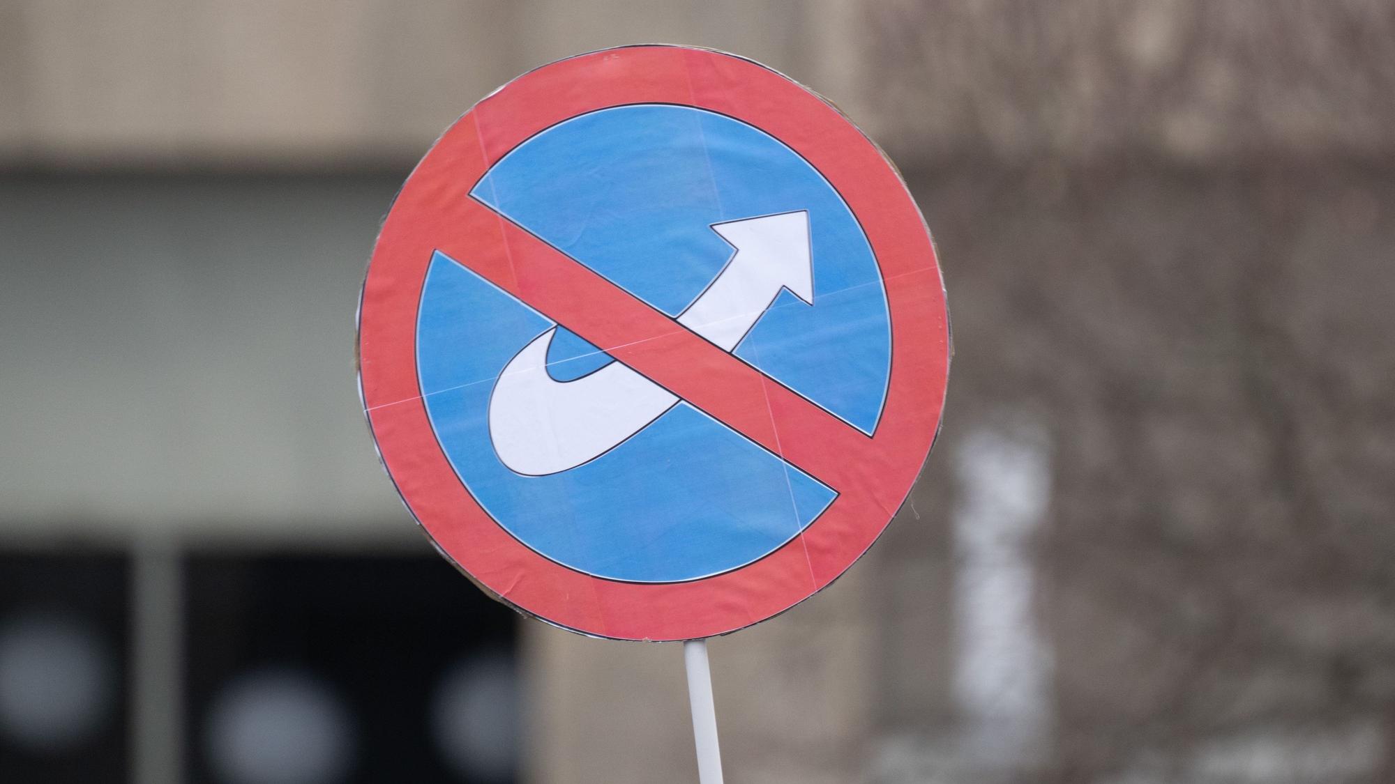 Teilnehmer einer Demonstration gegen Rechtsextremismus zeigen ein Schild mit dem durchgestrichenen Logo der AfD.
