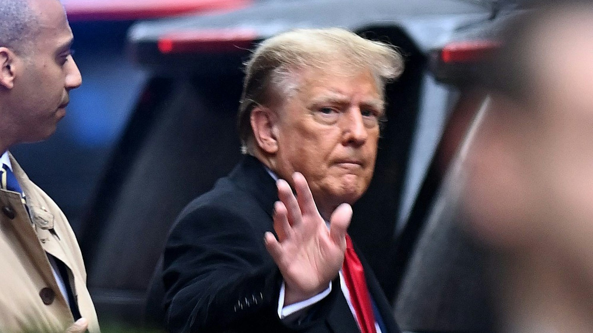 Donald Trump, ehemaliger Präsident der USA, verlässt sein Wohnhaus in New York und winkt in Richtung der Kamera.