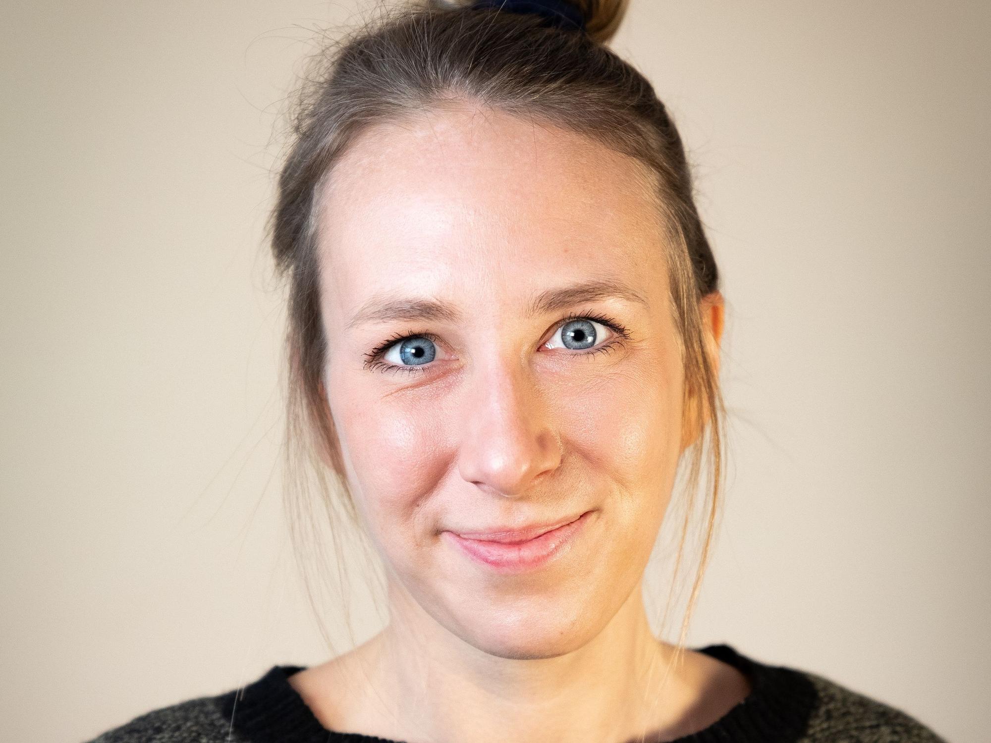 Porträt von Laura König, Sonderpädagogin und Sexualpädagogin bei „pro familia“ in Köln.