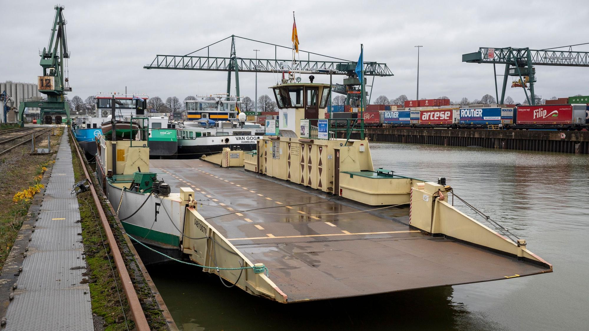 Ein Fährschiff liegt in einem Hafen.