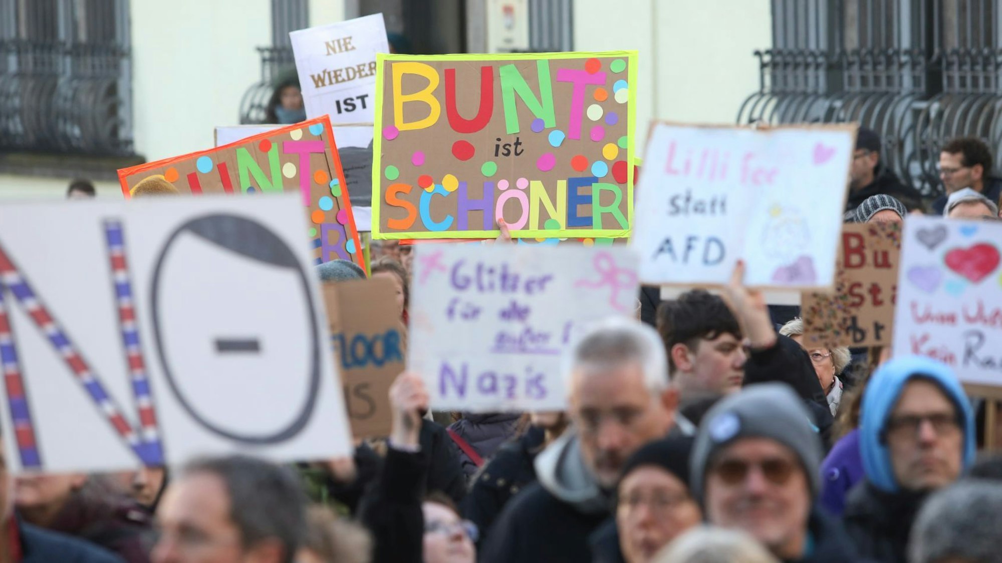 Auf Plakaten steht unter anderem „No“ oder „Bunt ist schöner“.