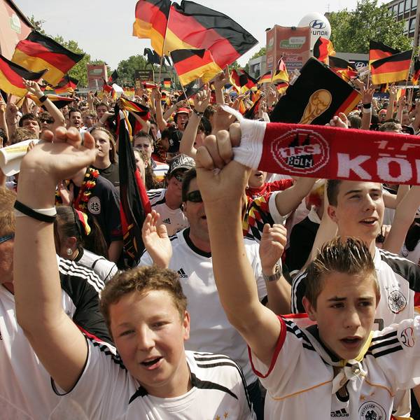 Rückblick auf die WM 2006: Feierstimmung beim Fan-Fest auf dem Kölner Heumarkt.