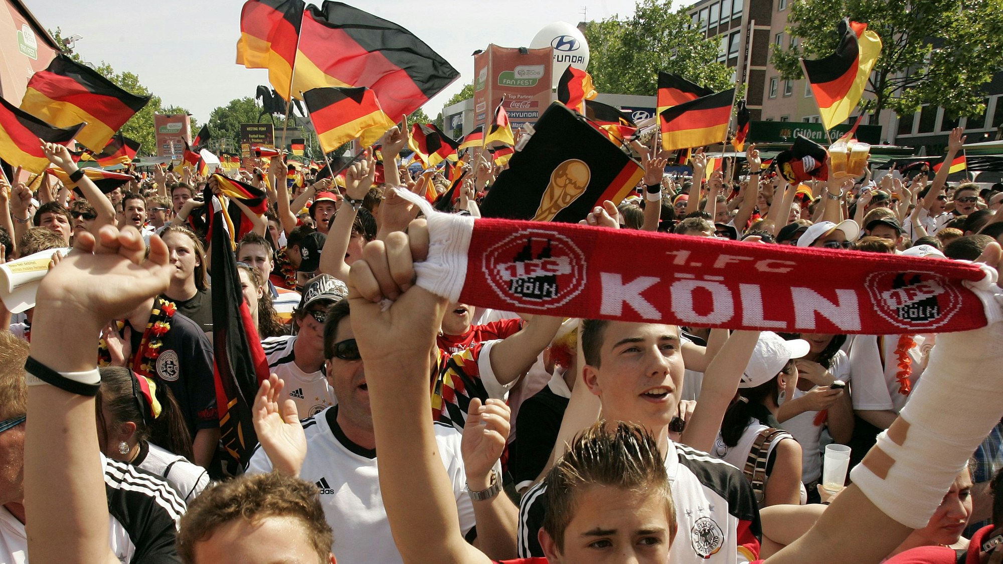 Rückblick auf die WM 2006: Feierstimmung beim Fan-Fest auf dem Kölner Heumarkt.