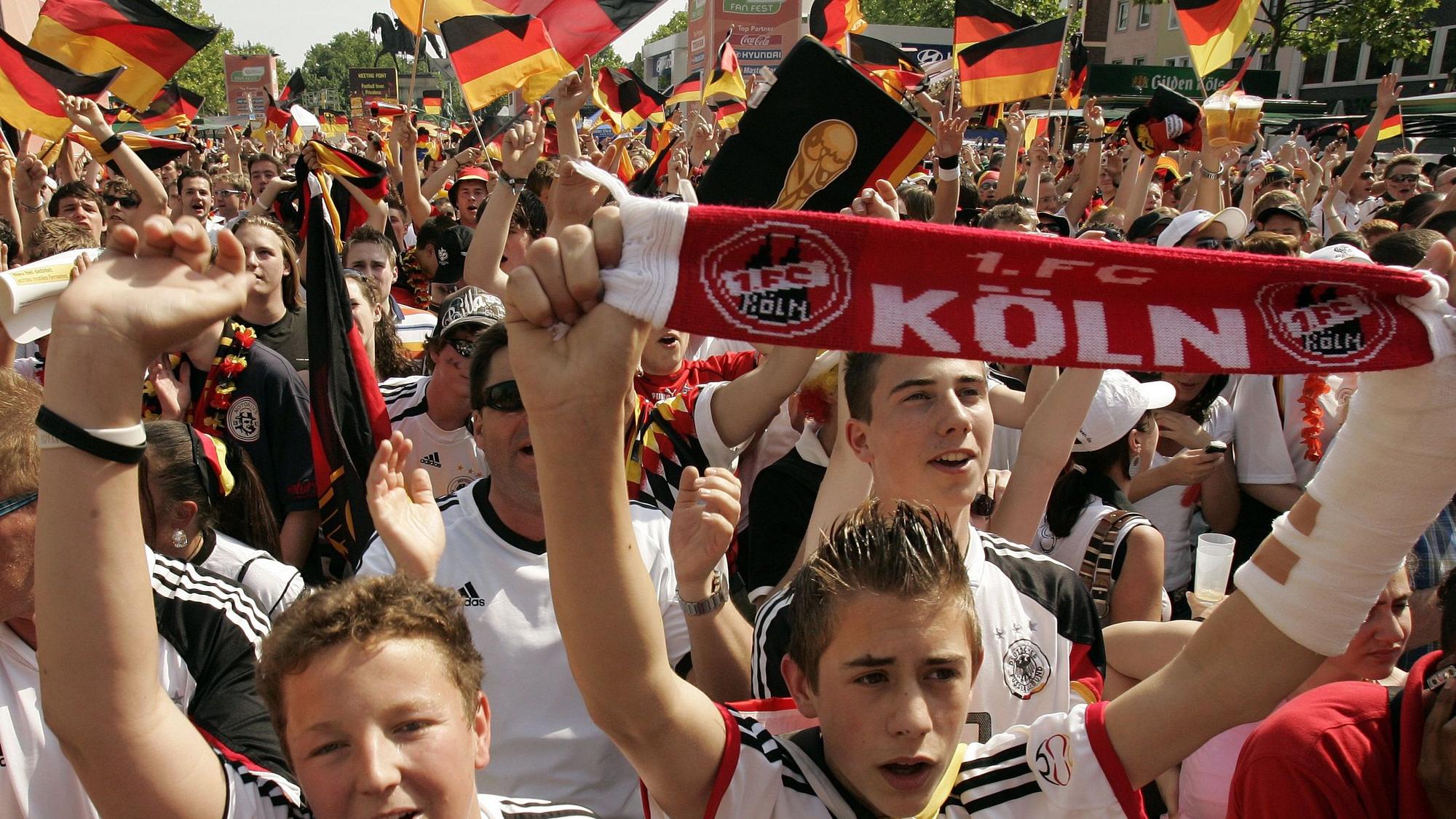 Fußballfans stehen eng beieinander auf der Fanmeile.