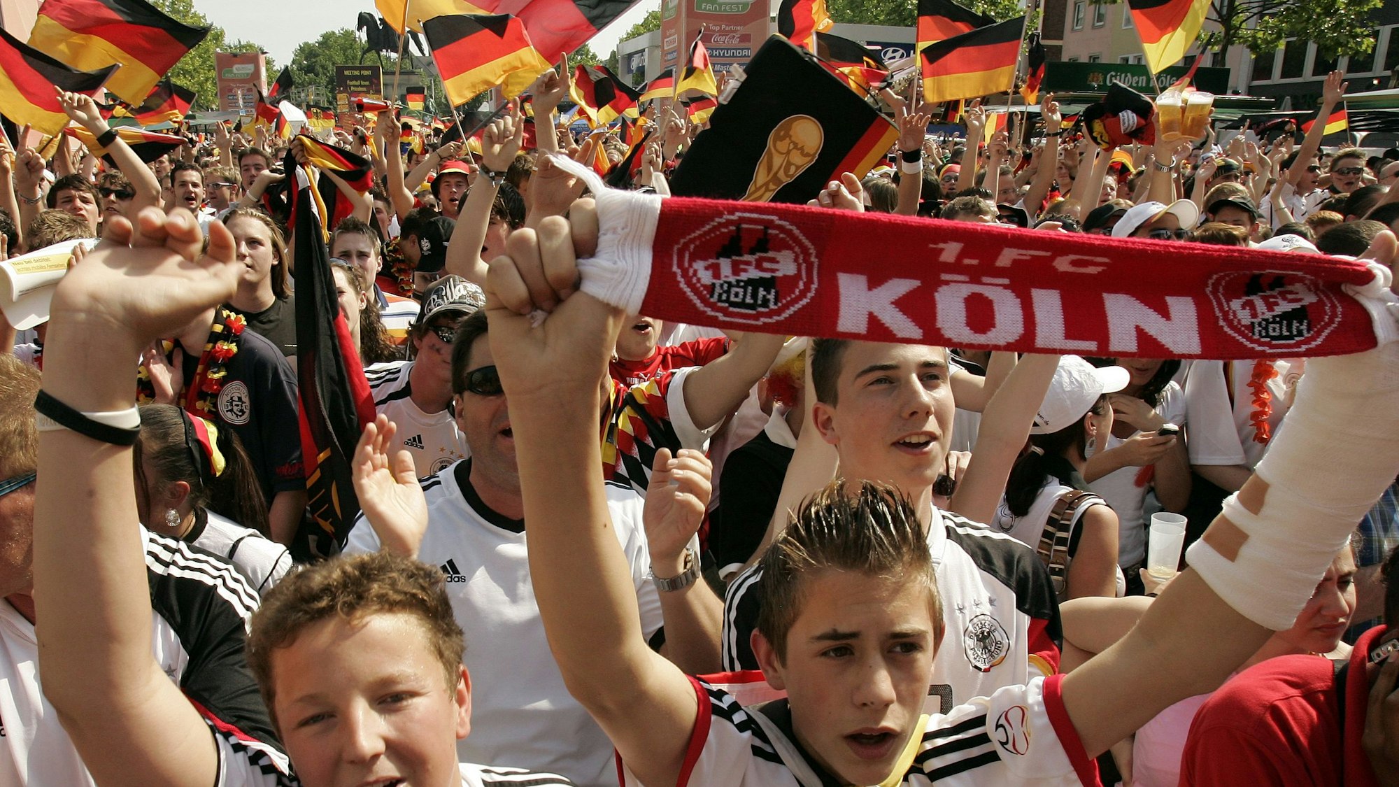 Fußballfans stehen eng beieinander auf der Fanmeile.