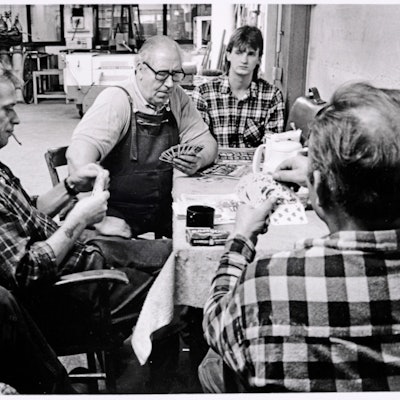 Belegschaft der Firma Wüsthof, 1992, beim Kartenspiel