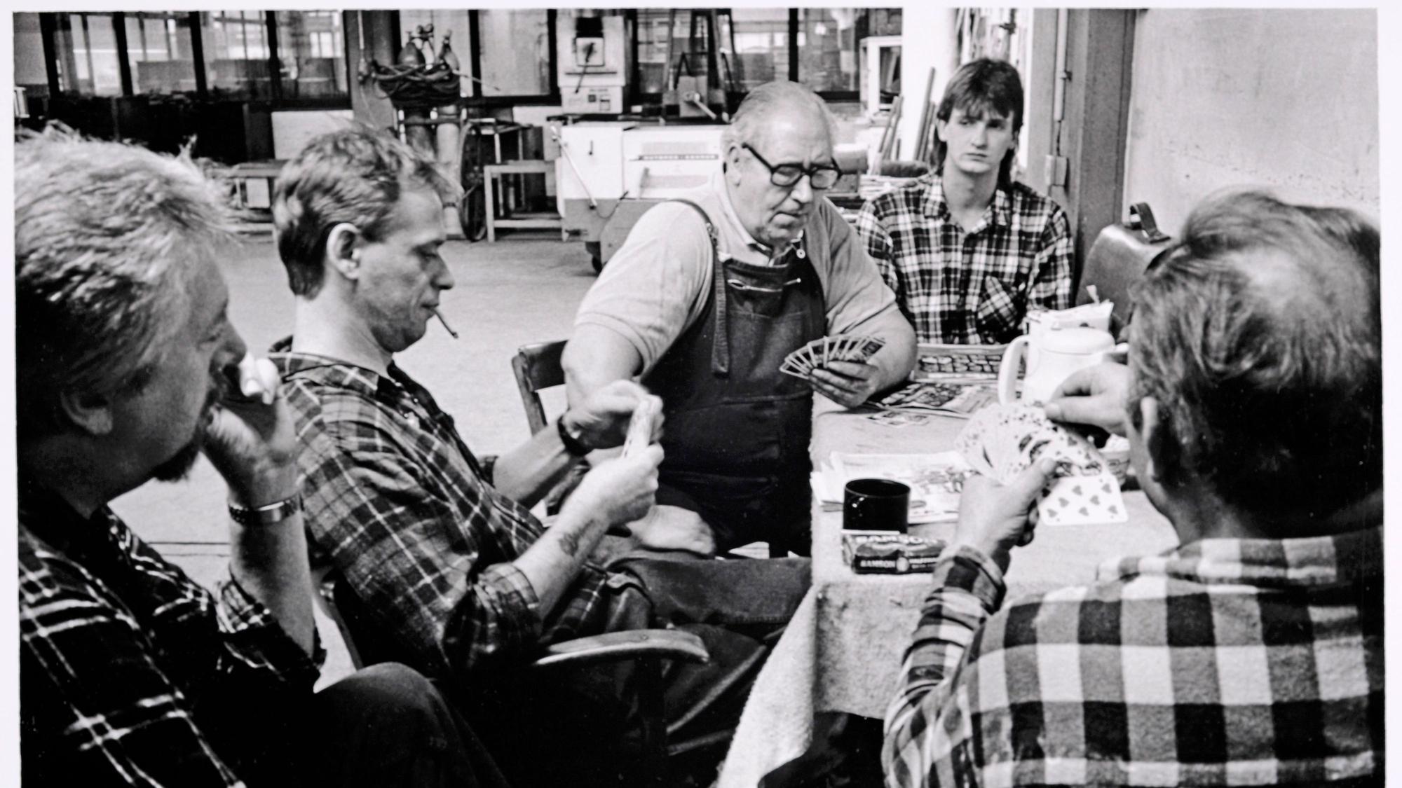 Belegschaft der Firma Wüsthof, 1992, beim Kartenspiel