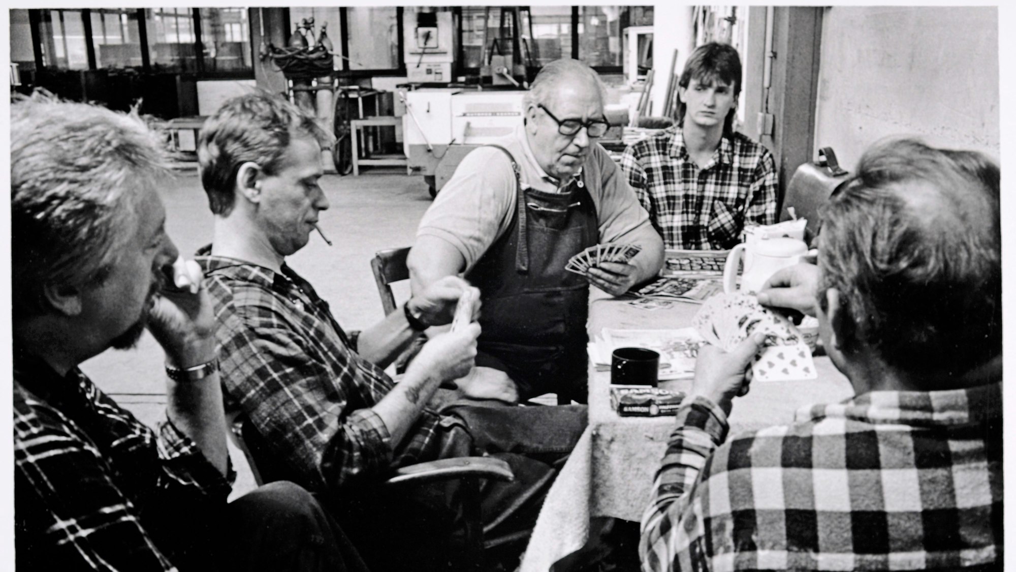 Belegschaft der Firma Wüsthof, 1992, beim Kartenspiel