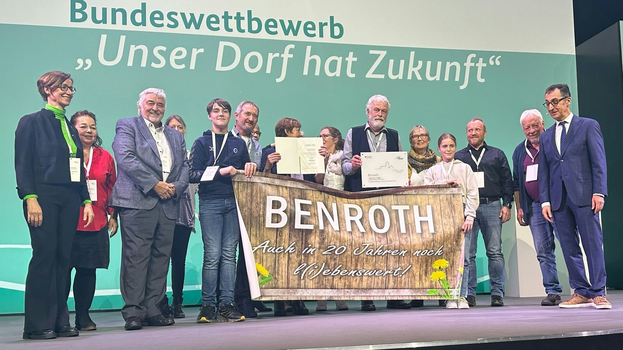 Aus den Händen von Bundesminister Cem Özdemir (rechts) hat die Dorfgemeinschaft von Nümbrecht-Benroth am Freitagnachmittag die Silber-Auszeichnung im Bundeswettbewerb „Unser Dorf hat Zukunft“ bekommen. Die Auszeichnung fand während der „Grünen Woche“ statt. Unser Foto zeigt die Begegnung mit dem Minister.