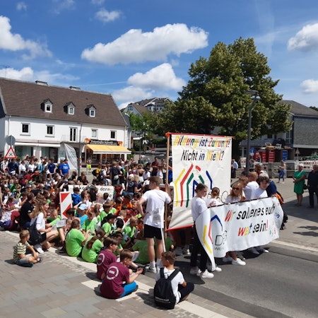 Eine große Menge von Schülern mit Transparenten auf dem Platz vor dem Rathaus.