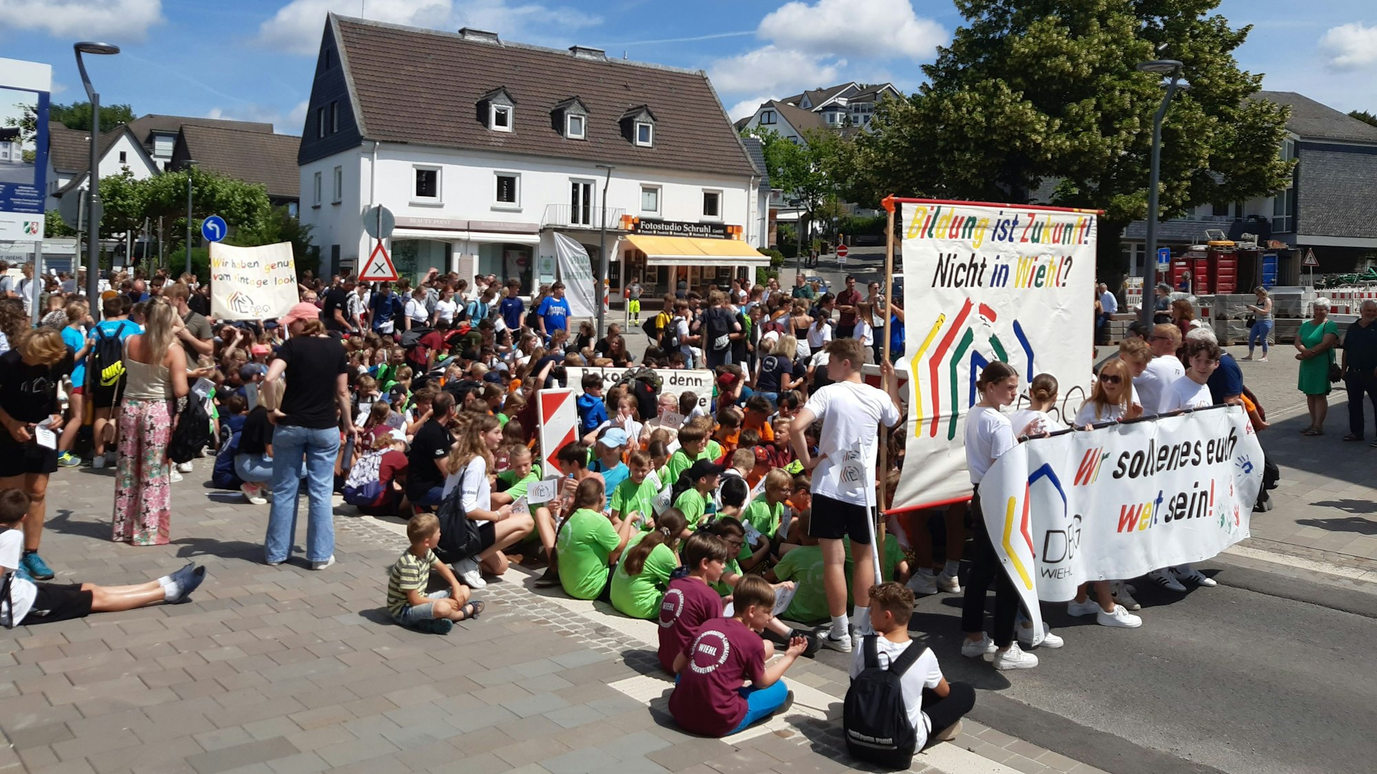 Eine große Menge von Schülern mit Transparenten auf dem Platz vor dem Rathaus.