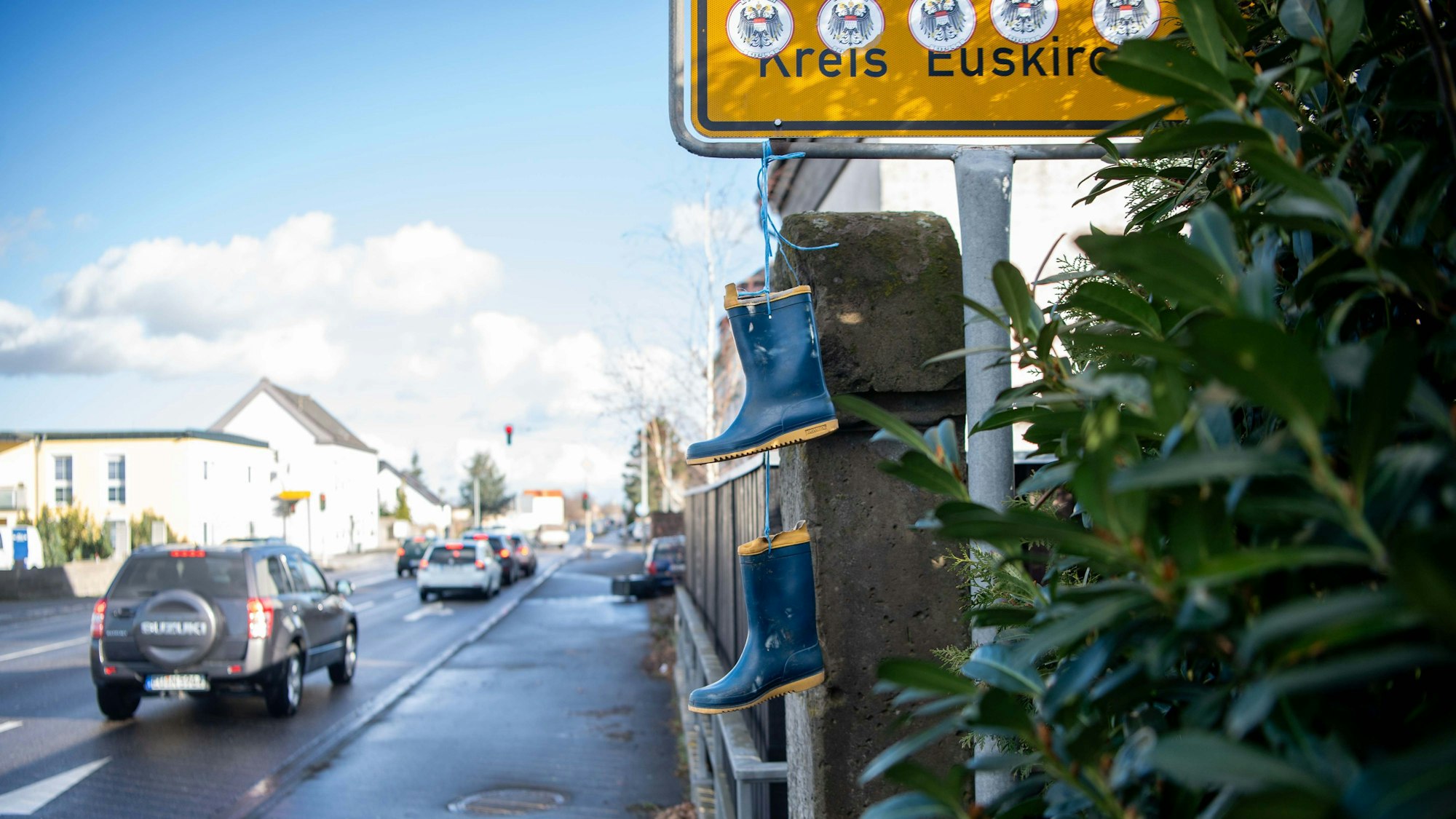 Als Zeichen für die Bauernproteste hängen in Euenheim Gummistiefel am Ortsschild.