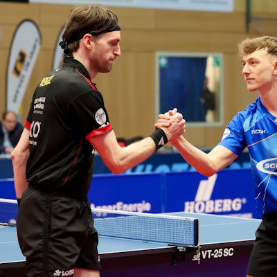 Nach dem Spiel geben sich der Bergneustädter Adrien Rassenfosse und Szeffen Mengel die Hand.