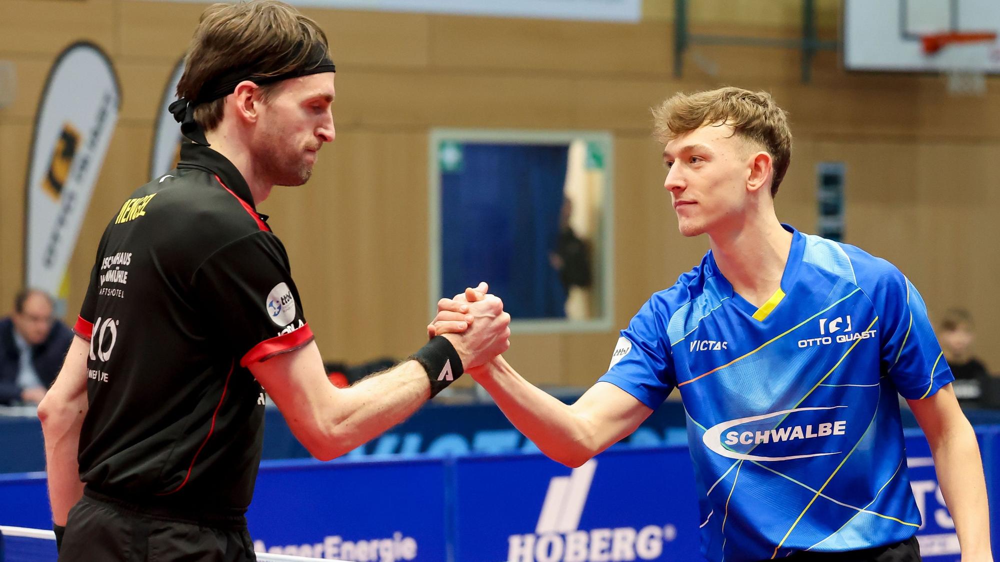Nach dem Spiel geben sich der Bergneustädter Adrien Rassenfosse und Szeffen Mengel die Hand.