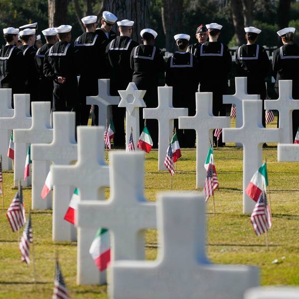 Italien, Nettuno: Matrosen der US-Marine stehen bei den Gräbern von im zweiten Weltkrieg gefallenen Soldaten.