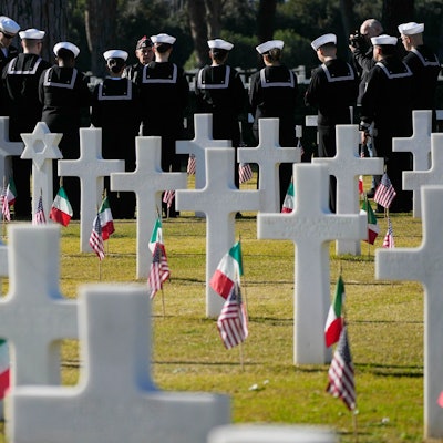 Italien, Nettuno: Matrosen der US-Marine stehen bei den Gräbern von im zweiten Weltkrieg gefallenen Soldaten.