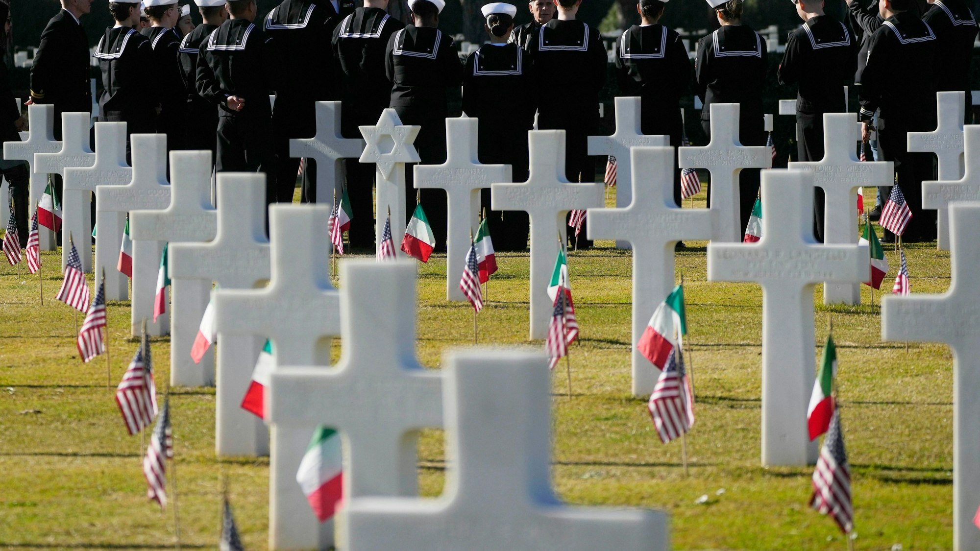 Italien, Nettuno: Matrosen der US-Marine stehen bei den Gräbern von im zweiten Weltkrieg gefallenen Soldaten.
