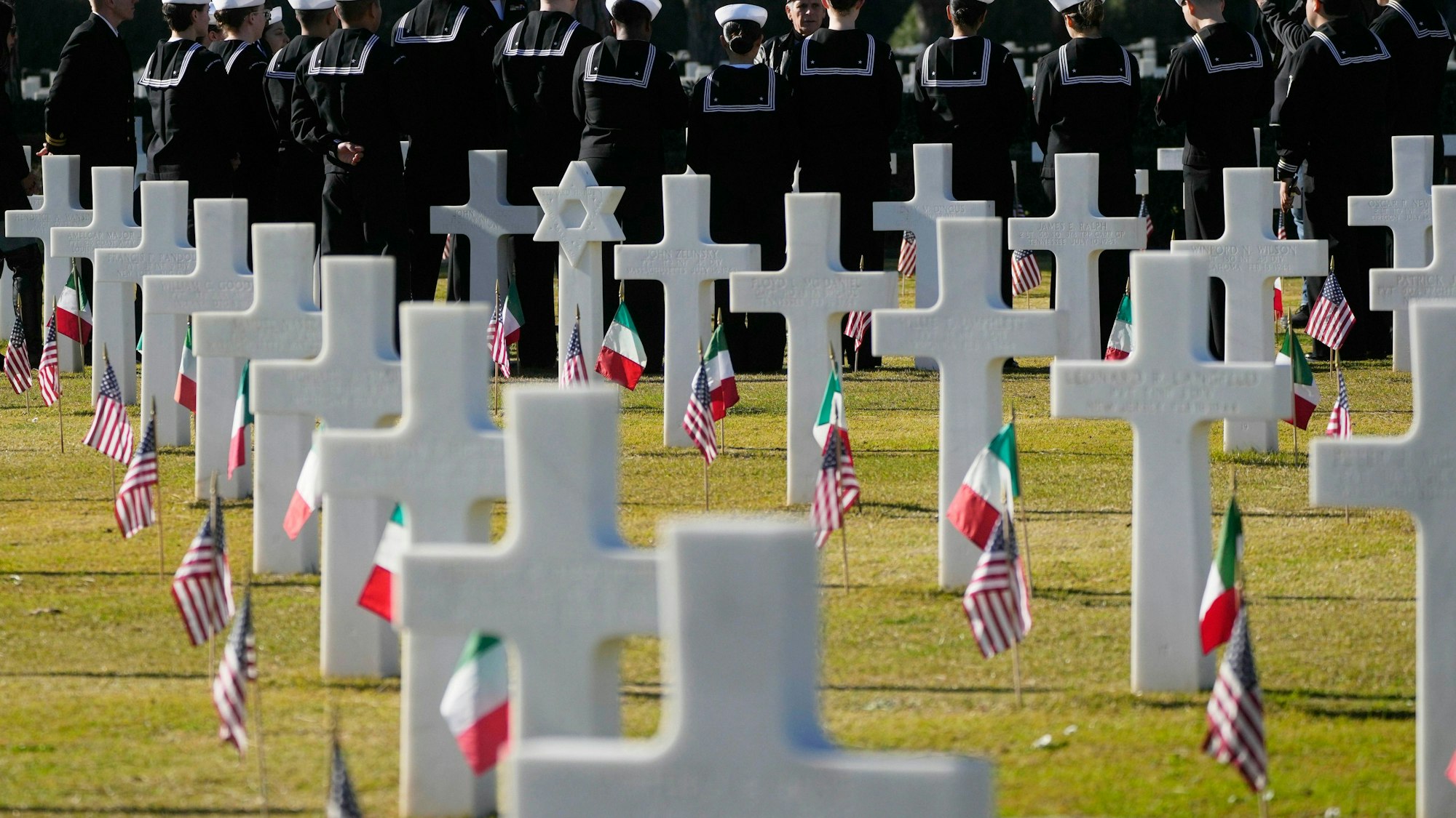 Italien, Nettuno: Matrosen der US-Marine stehen bei den Gräbern von im zweiten Weltkrieg gefallenen Soldaten.