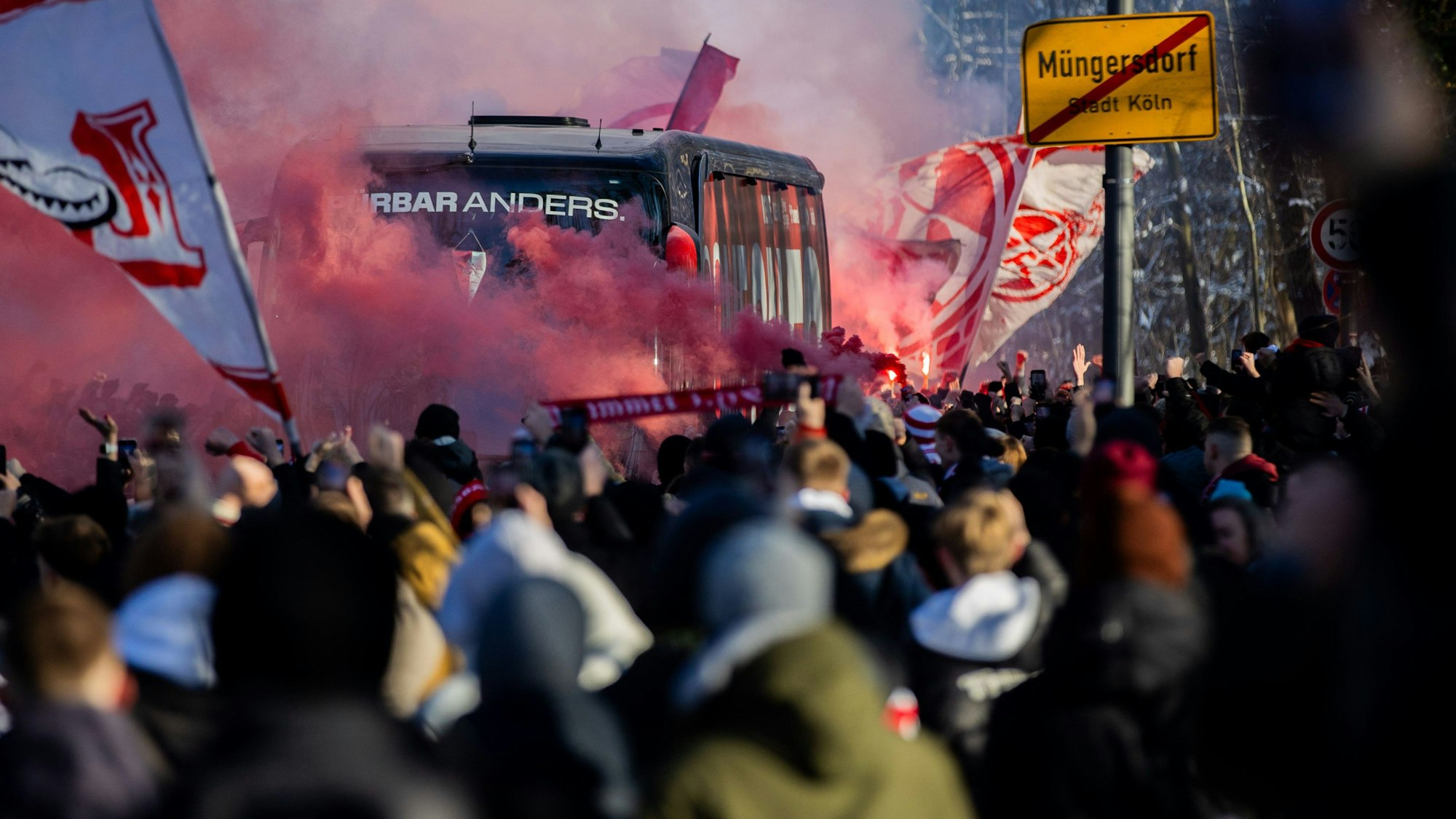 Der Mannschaftsbus der Kölner wird vor dem Stadion von Ultras in Empfang genommen.