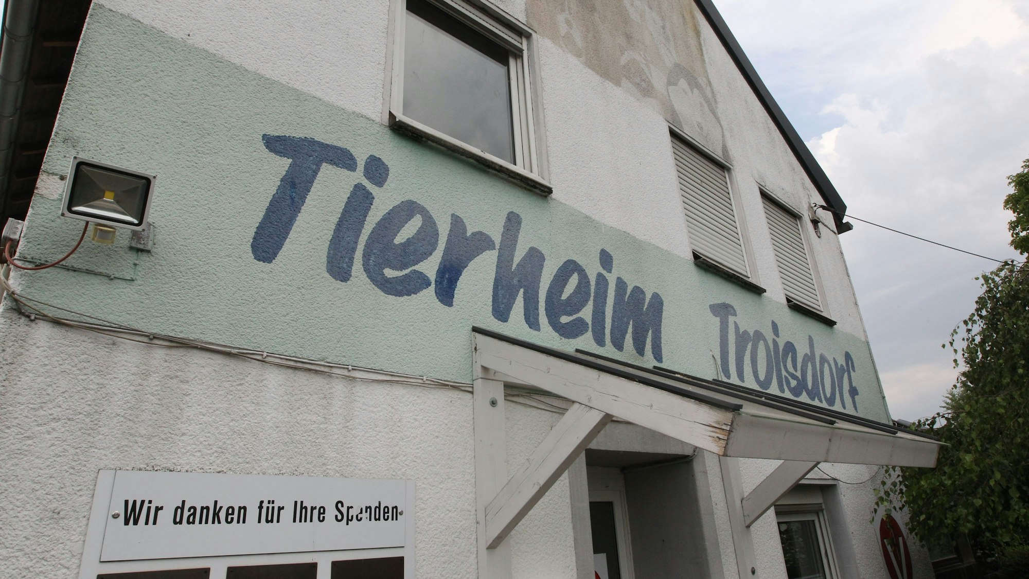 Gebäude mit Tierheim-Schild
