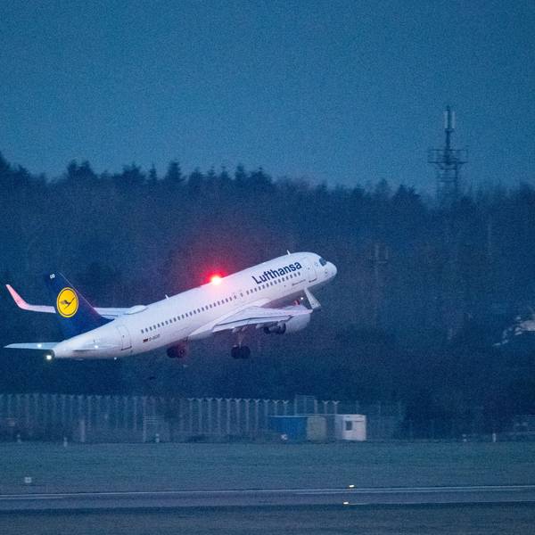 Ein Airbus A320 der deutschen Fluggesellschaft Lufthansa beim Start kurz nach dem Abheben vom Rollfeld. Im Hintergrund leuchtet eine rote Warnlampe. (Symbolbild)