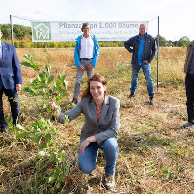Meckenheim, Pflanzung 1000 Bäume. V.l. Holger Jung, Norbert Schaffrath (hinten), vorne Kathrin Gittek, Christoph Dirksen, Volker Kretzschmar.