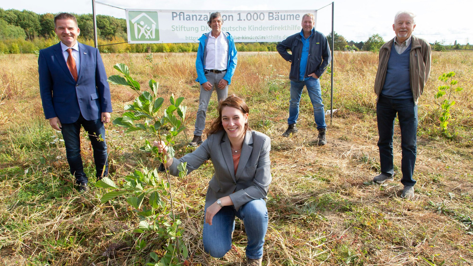 Meckenheim, Pflanzung 1000 Bäume. V.l. Holger Jung, Norbert Schaffrath (hinten), vorne Kathrin Gittek, Christoph Dirksen, Volker Kretzschmar.