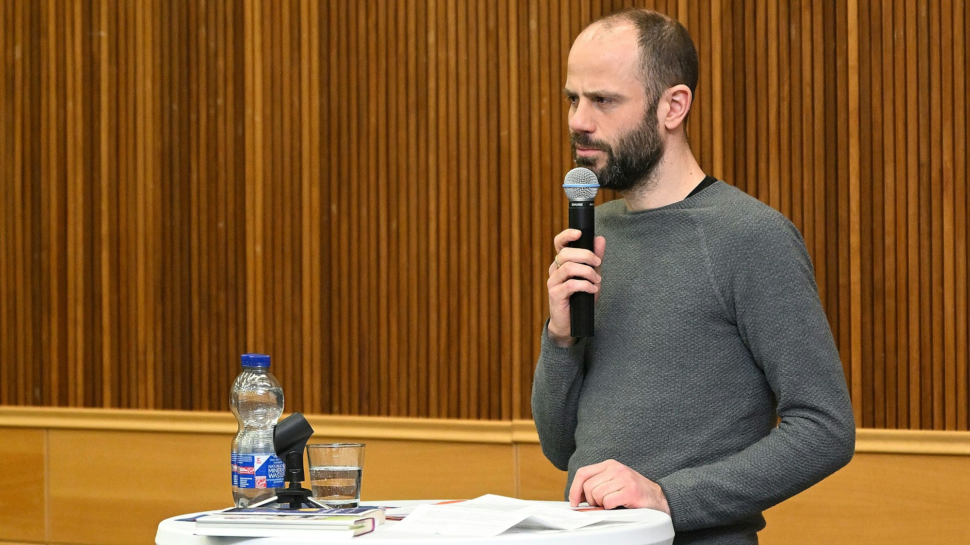 Referent Sebastian Werner spricht im Kreishaus in ein Mikrofon.