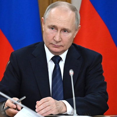 Wladimir Putin, Präsident von Russland, nimmt an einem Treffen zur sozialen und wirtschaftlichen Entwicklung des russischen Kaliningrader Gebiets teil. Zwei Tage zuvor war es bei einem PR-Termin zu einer kuriosen Szene gekommen.