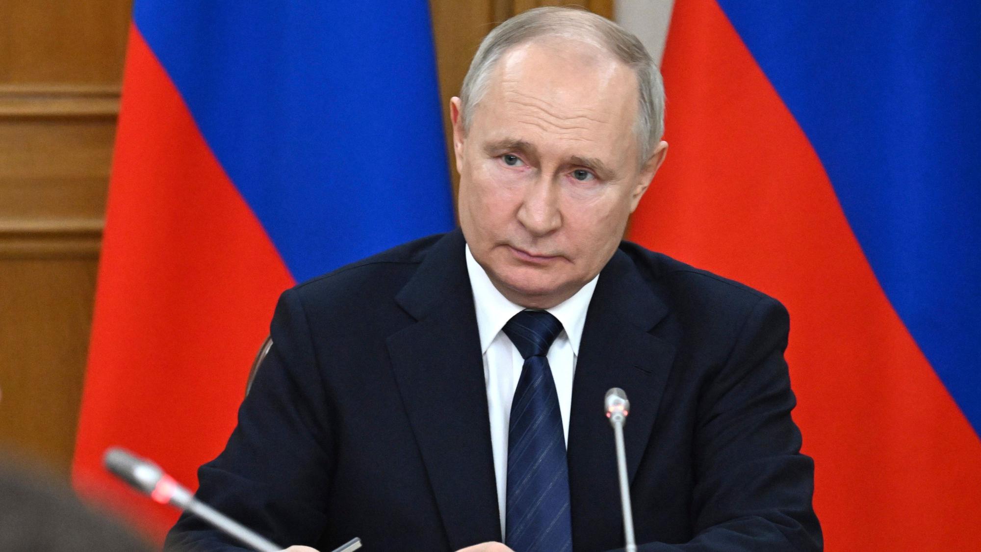 Wladimir Putin, Präsident von Russland, nimmt an einem Treffen zur sozialen und wirtschaftlichen Entwicklung des russischen Kaliningrader Gebiets teil. Zwei Tage zuvor war es bei einem PR-Termin zu einer kuriosen Szene gekommen.