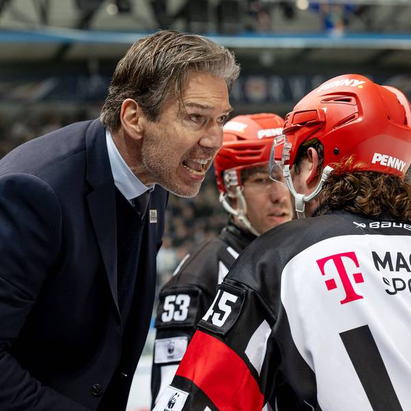 Uwe Krupp Chef-Trainer, Koelner Haie beschwert sich heftig bei Hauptschiedsrichter Roman Gofmann Russland nach dem Tor zum 1:0.