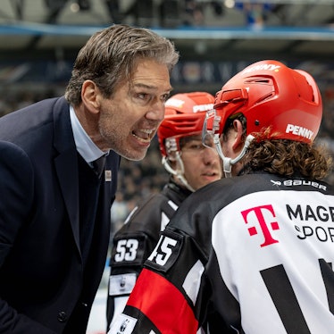 Uwe Krupp Chef-Trainer, Koelner Haie beschwert sich heftig bei Hauptschiedsrichter Roman Gofmann Russland nach dem Tor zum 1:0.