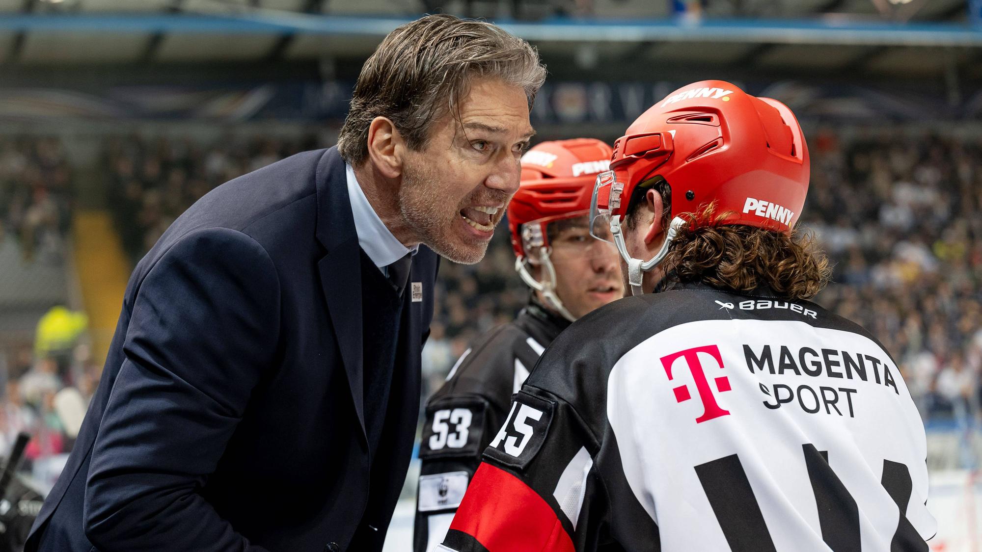 Uwe Krupp Chef-Trainer, Koelner Haie beschwert sich heftig bei Hauptschiedsrichter Roman Gofmann.