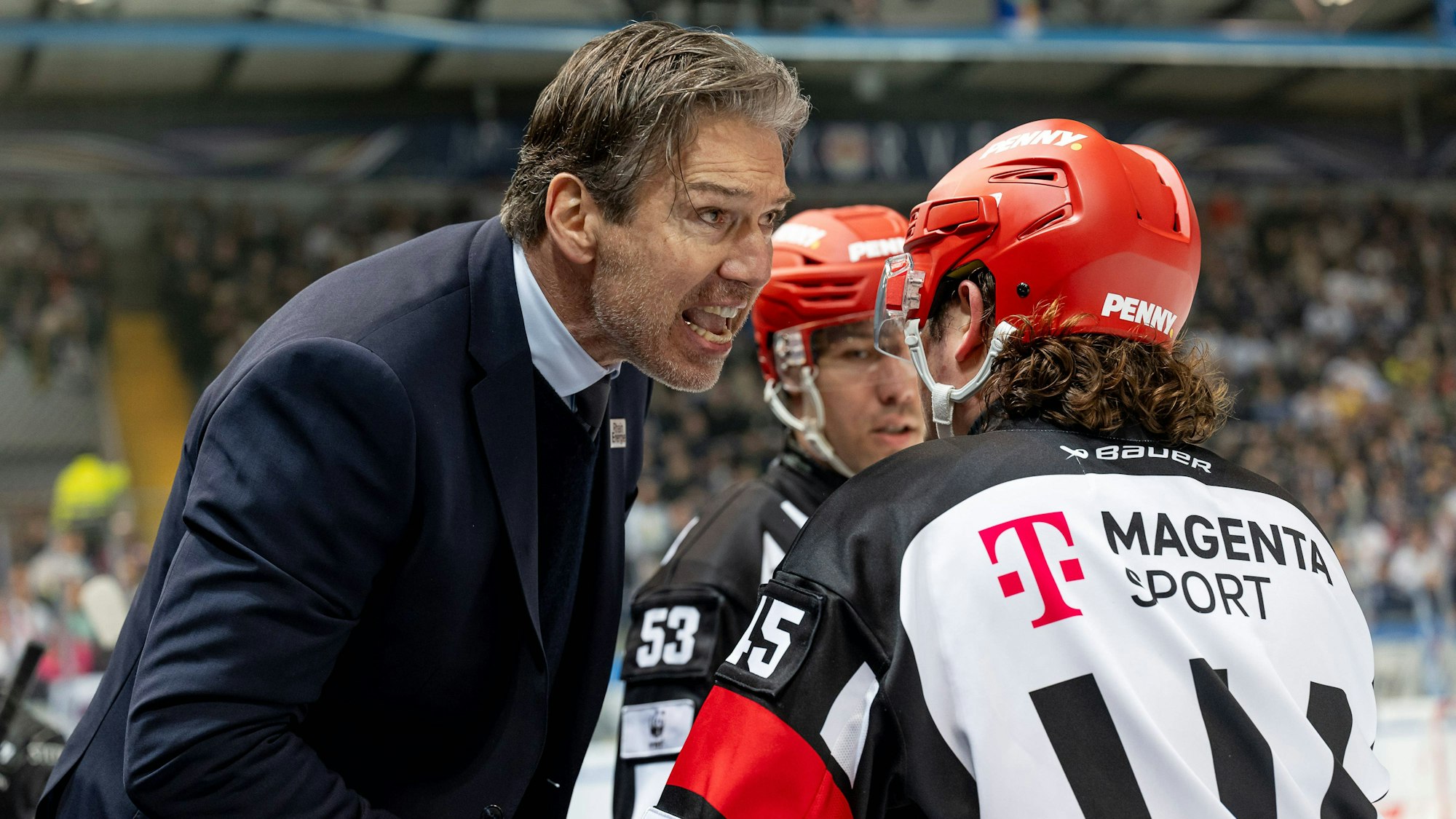 Uwe Krupp Chef-Trainer, Koelner Haie beschwert sich heftig bei Hauptschiedsrichter Roman Gofmann.