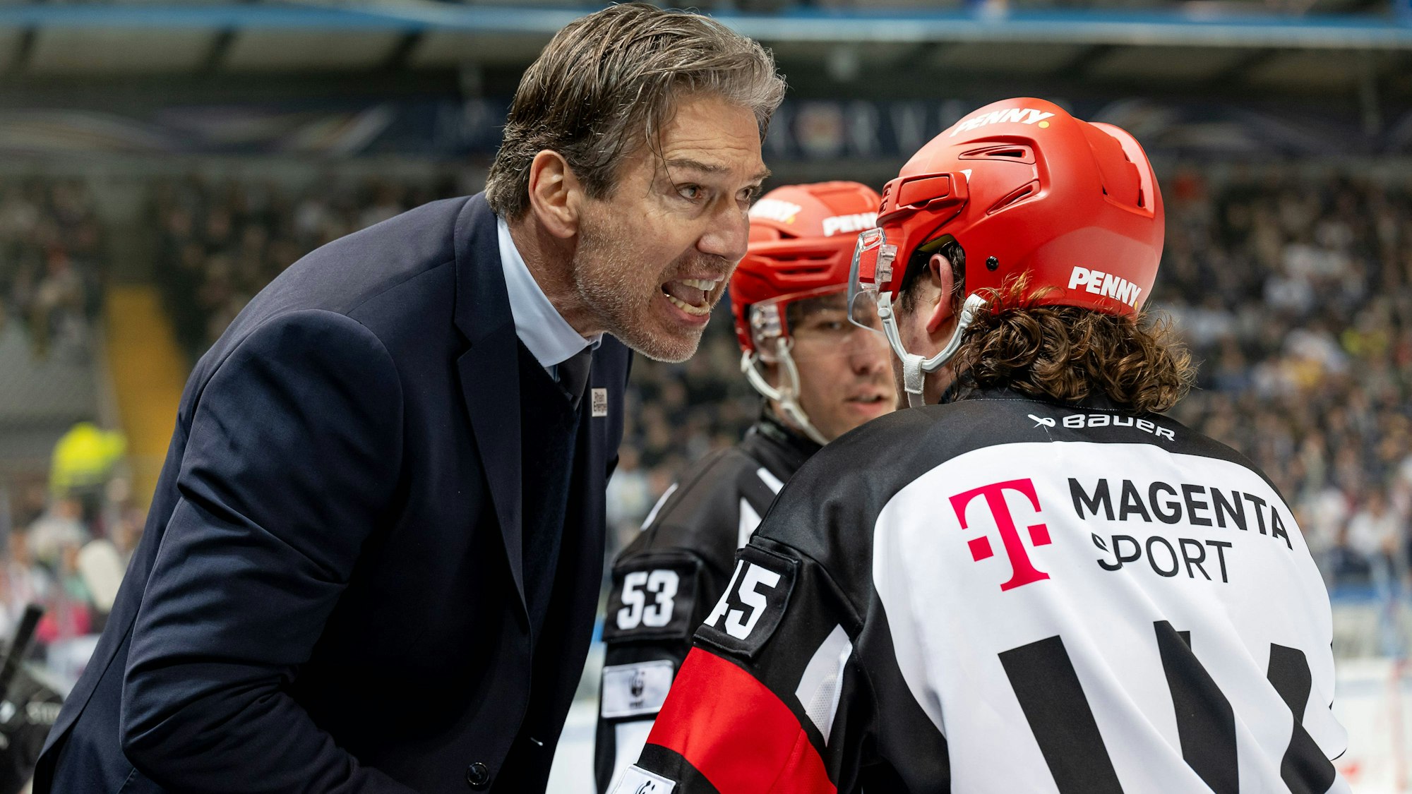 Uwe Krupp Chef-Trainer, Koelner Haie beschwert sich heftig bei Hauptschiedsrichter Roman Gofmann Russland nach dem Tor zum 1:0.