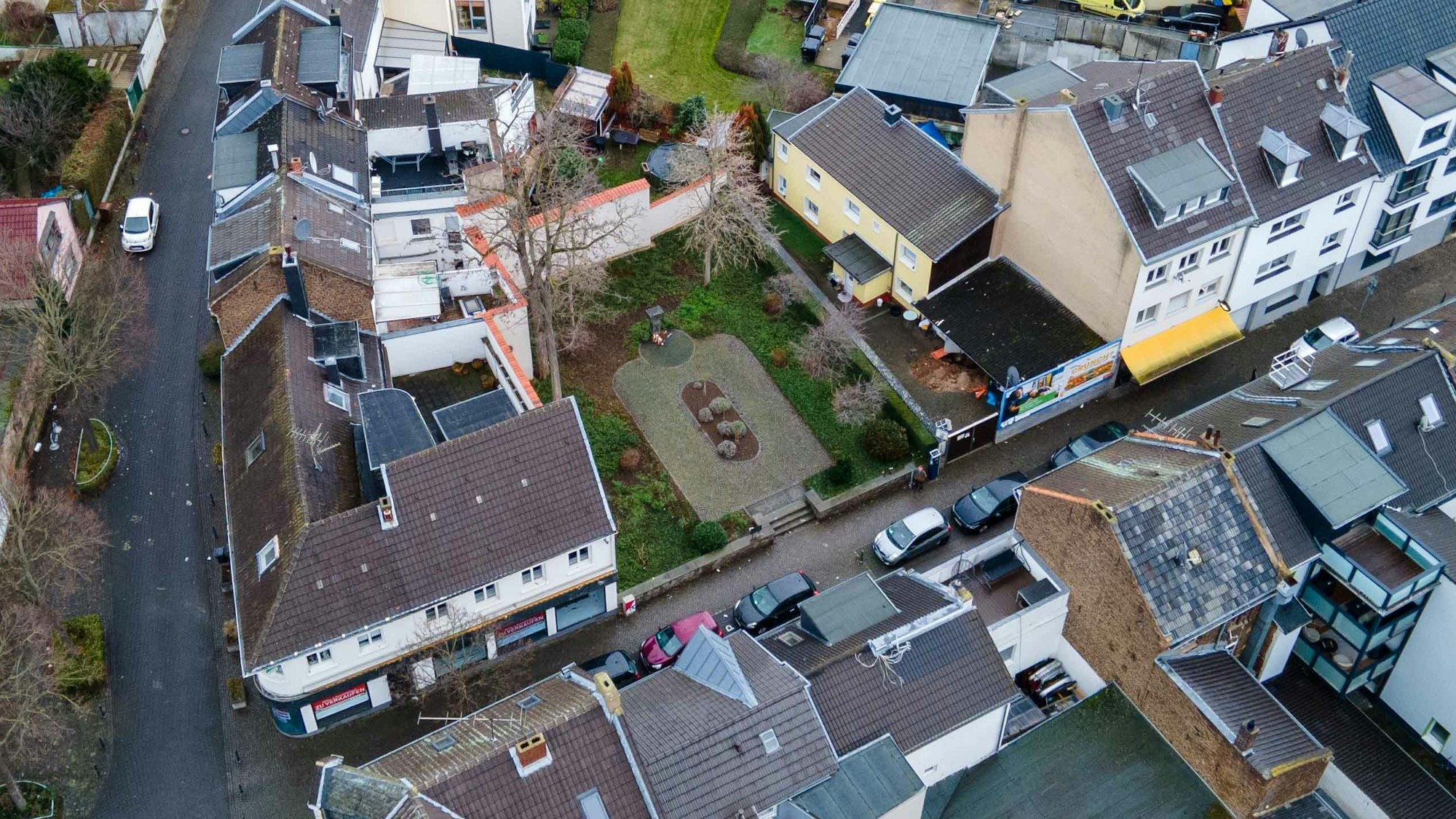 Ein Luftbild zeigt den Gedenk-Platz für die ehemalige Synagoge in Euskirchen an der Annaturmstraße.