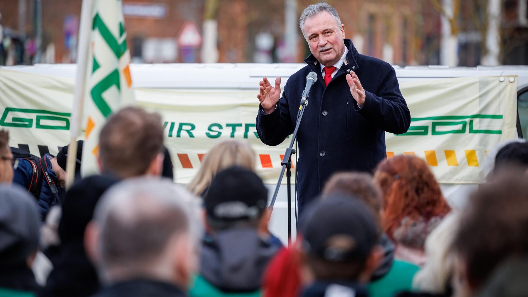 GDL-Chef Claus Weselsky spricht bei einer Kundgebung der Lokführer, hier in Nürnberg am Donnerstag (25. Januar).