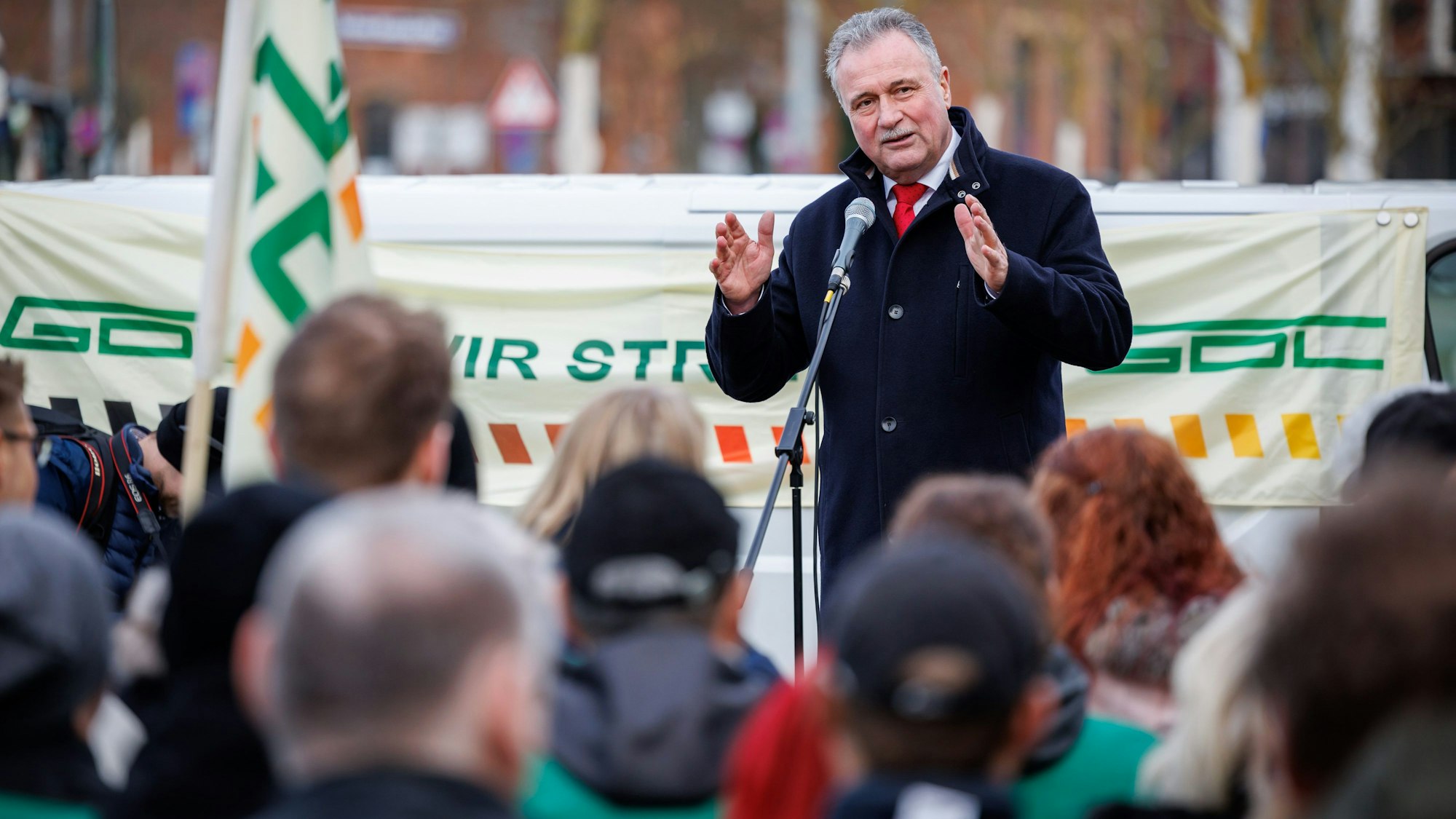 GDL-Chef Claus Weselsky spricht bei einer Kundgebung der Lokführer, hier in Nürnberg am Donnerstag (25. Januar).