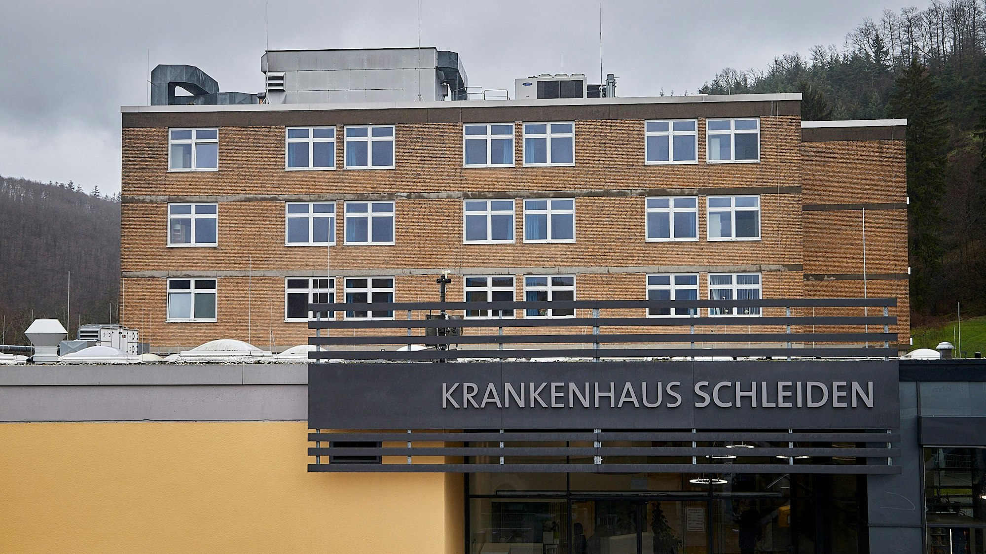 Das Bild zeigt das Gebäude des Krankenhauses in Schleiden.