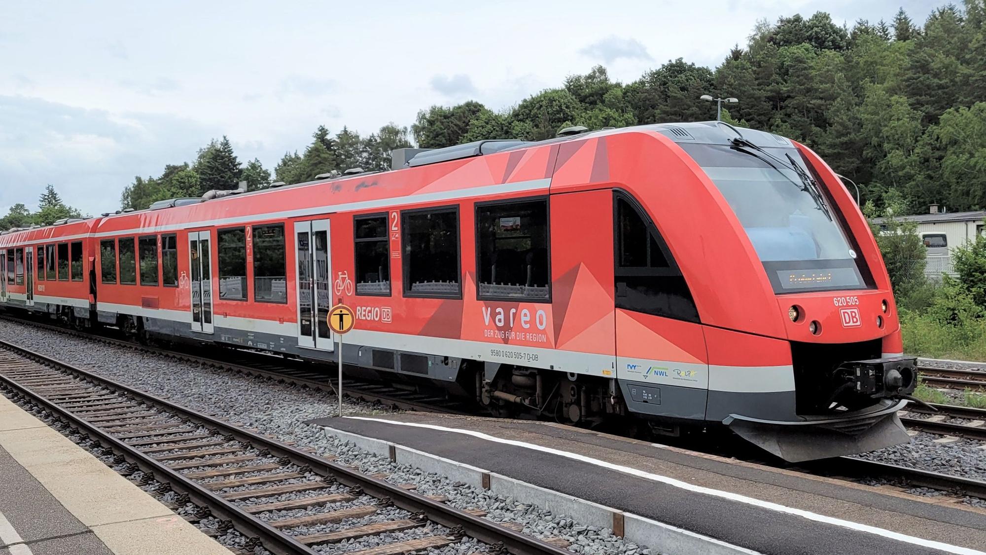 Das Foto zeigt eine Regionalbahn am Kaller Bahnhof.