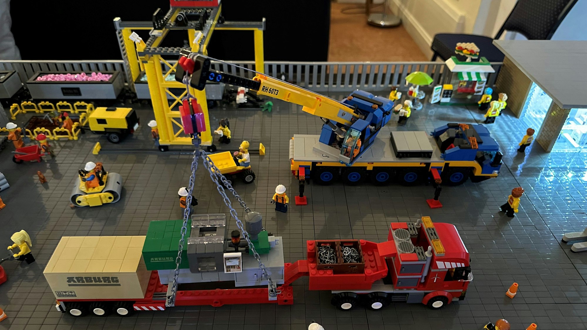 Auch eine Großbaustelle gehört zu den Schaulandschaften, die Modellbauer Markus Galeski und seine Mitstreiter in Waldbröl aufbauen. Dort lockt eine große Klemmbaustein-Ausstellung in den Naturerlebnispark Panarbora.